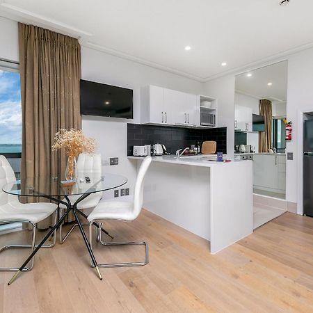 Exquisite Sun Soaked Corner Apartment オークランド エクステリア 写真