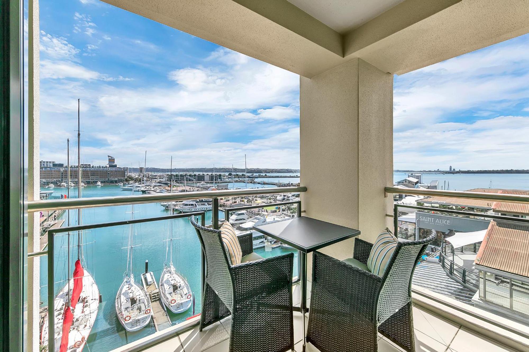 Exquisite Sun Soaked Corner Apartment オークランド エクステリア 写真