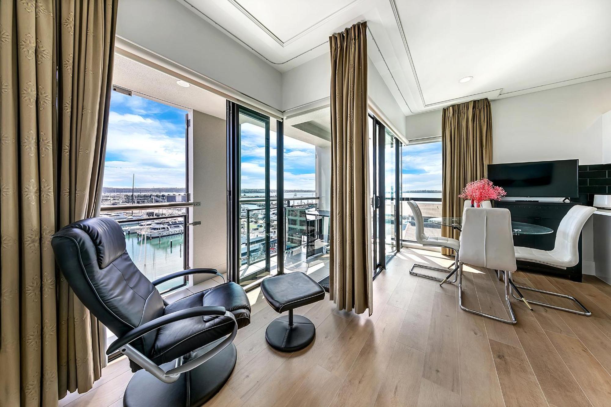 Exquisite Sun Soaked Corner Apartment オークランド エクステリア 写真