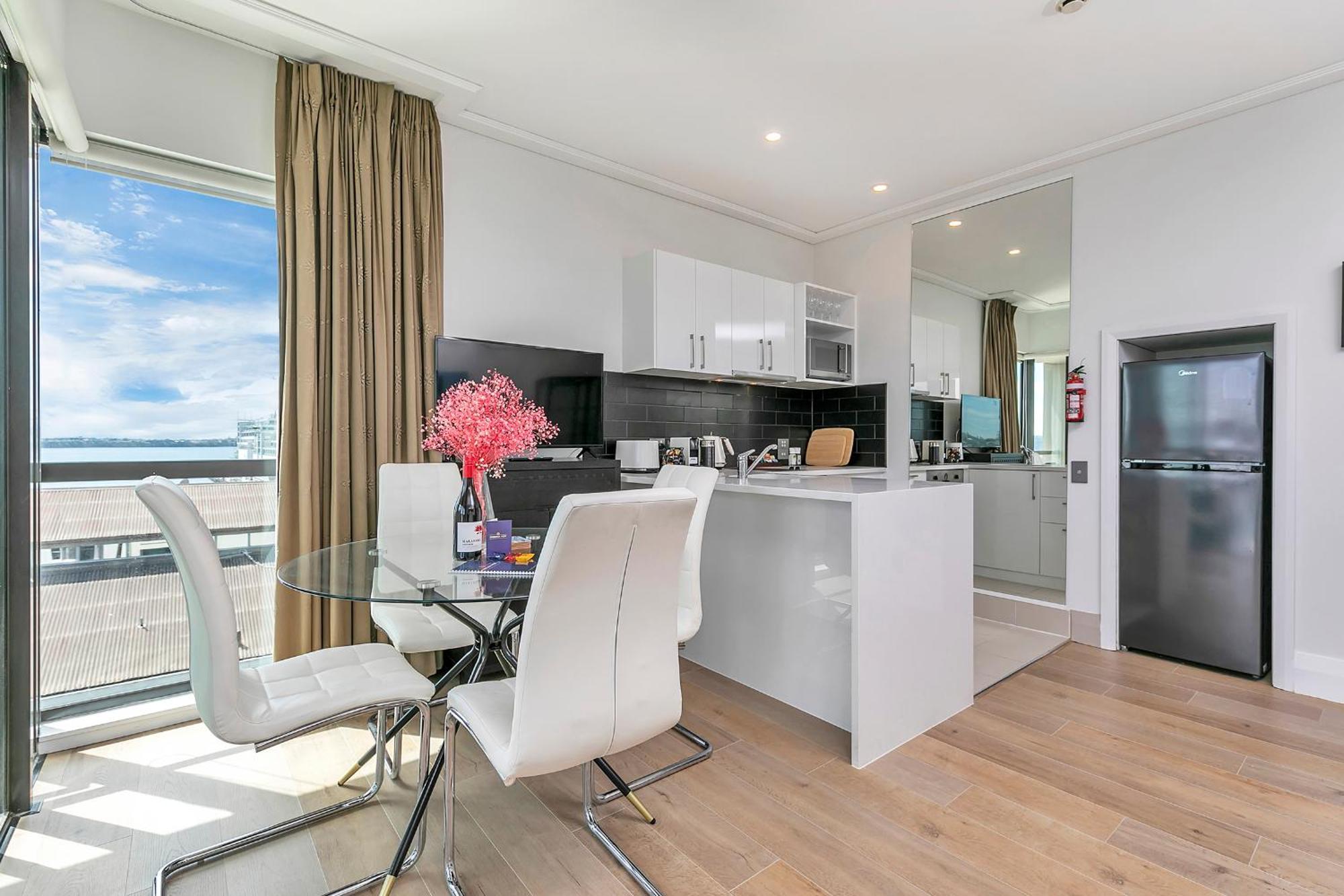 Exquisite Sun Soaked Corner Apartment オークランド エクステリア 写真