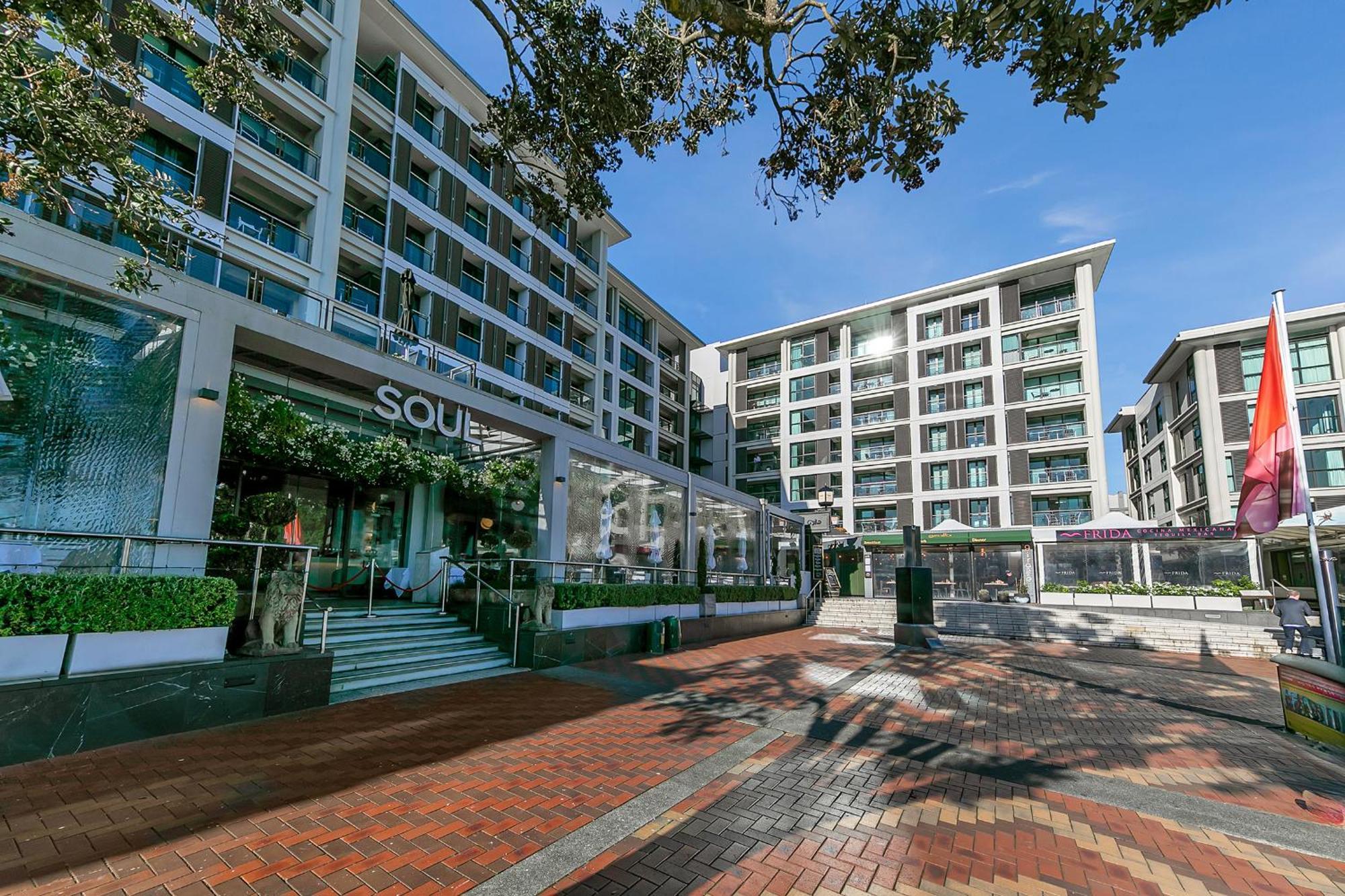 Exquisite Sun Soaked Corner Apartment オークランド エクステリア 写真
