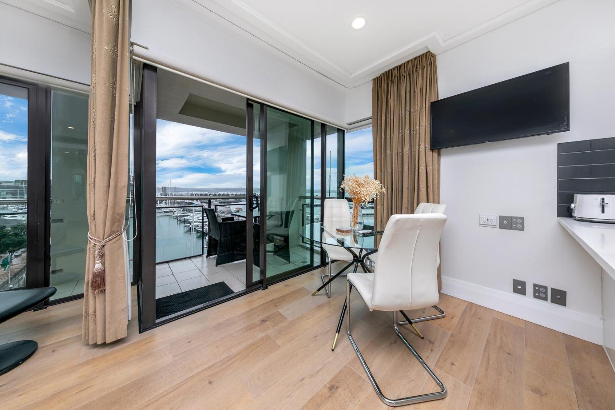 Exquisite Sun Soaked Corner Apartment オークランド エクステリア 写真