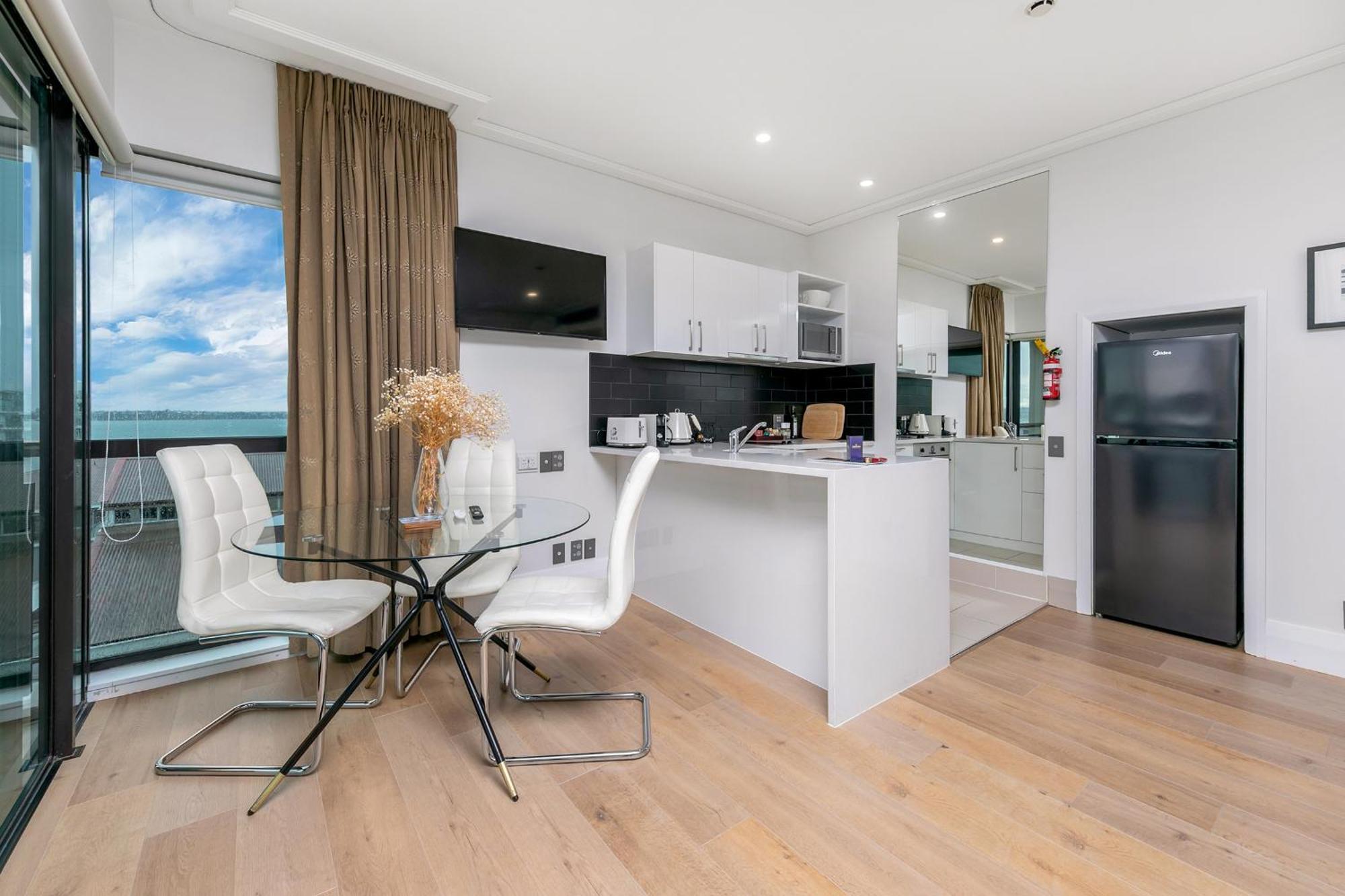 Exquisite Sun Soaked Corner Apartment オークランド エクステリア 写真