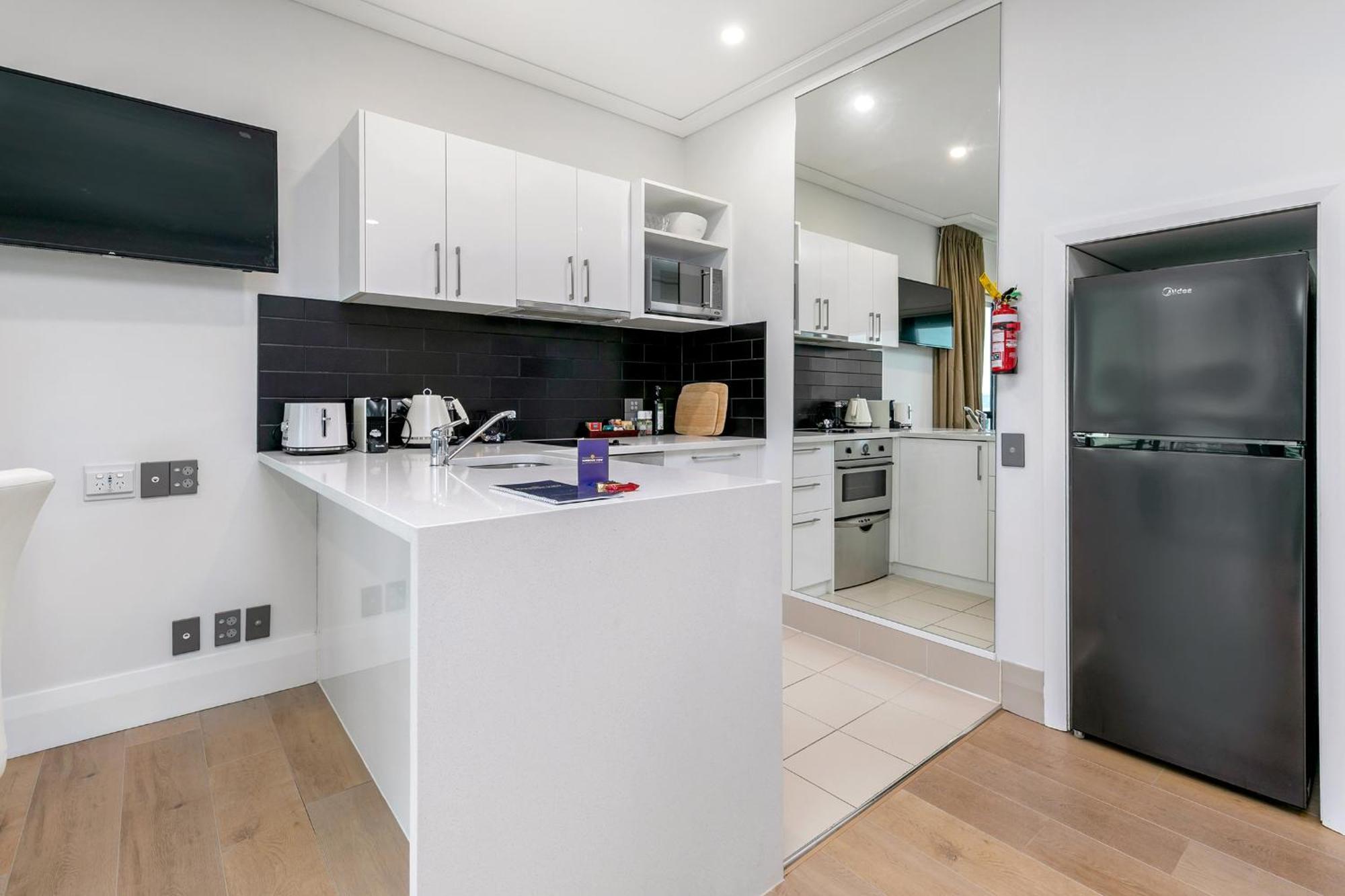 Exquisite Sun Soaked Corner Apartment オークランド エクステリア 写真